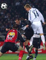 (5)Real Madrid down Olimpia 2-0 to win Toyota Cup